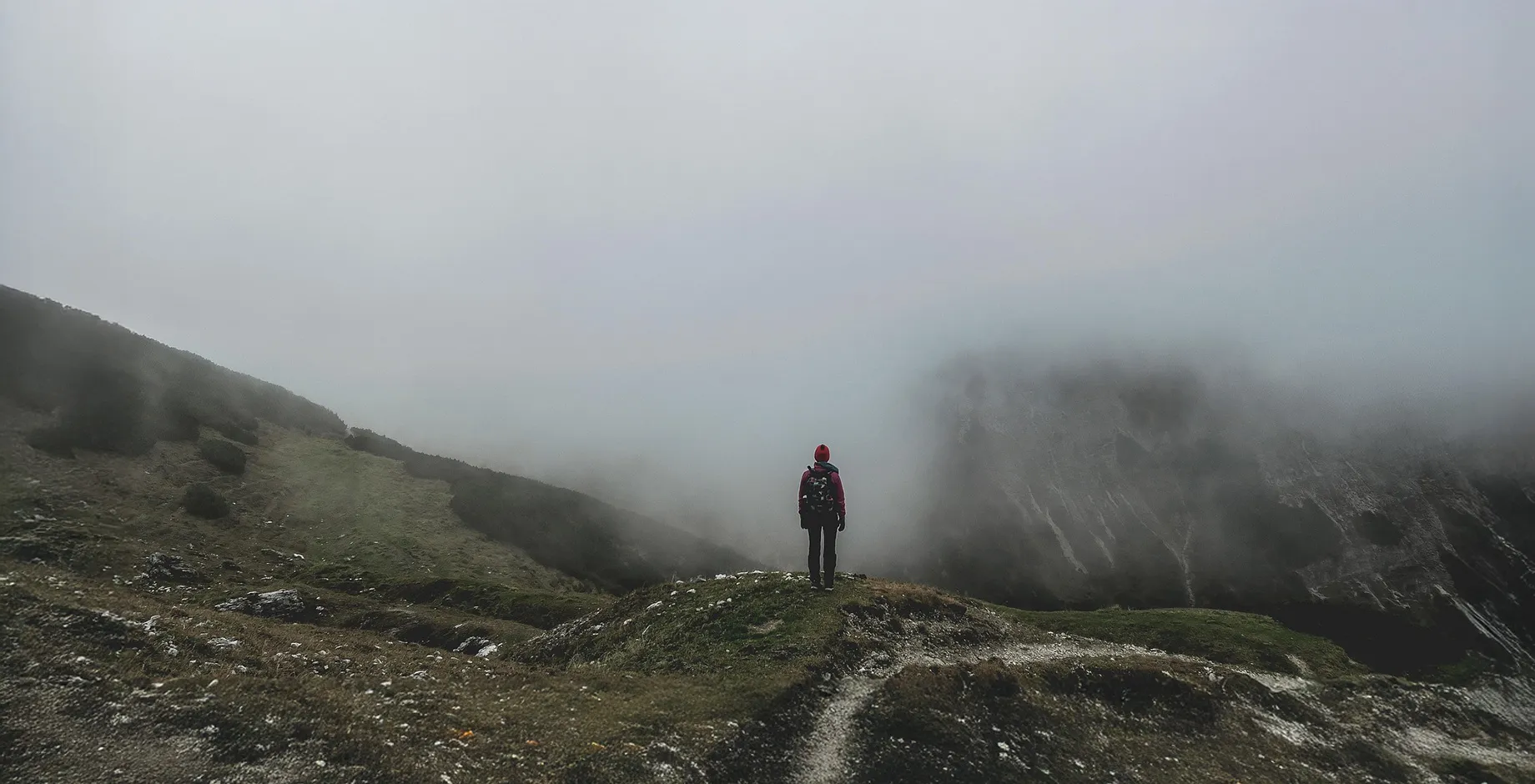 Un homme face à la montagne, repenser les liens humains-nature