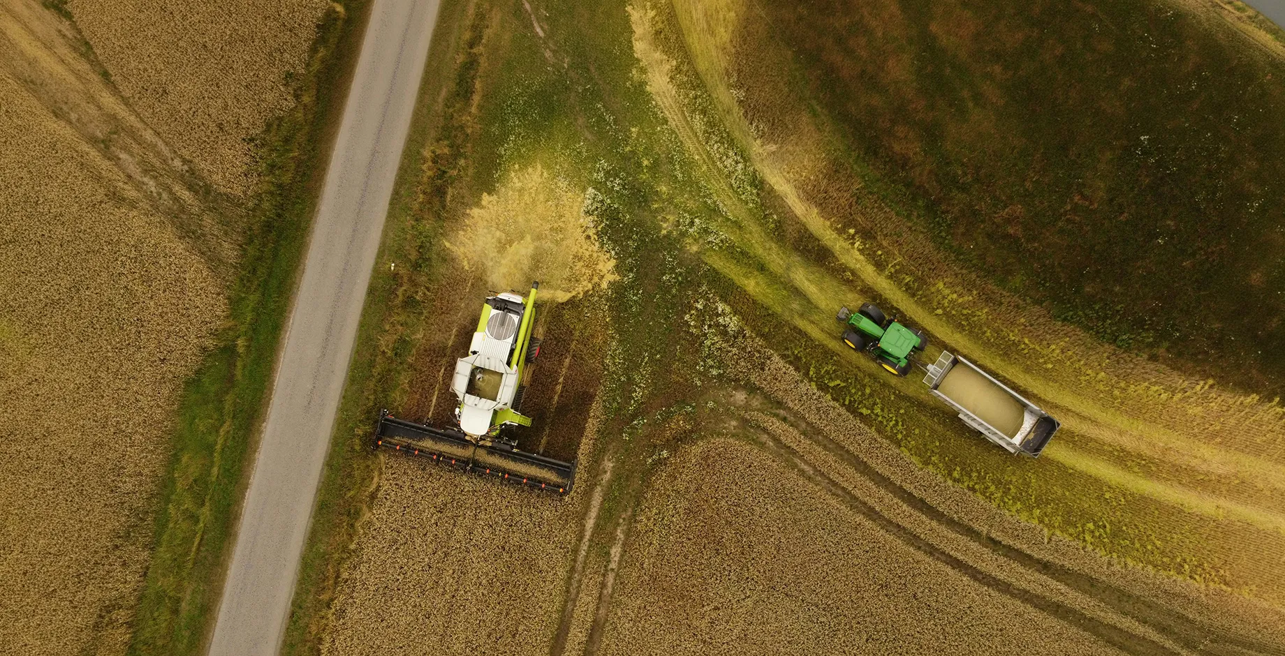 Deux tracteurs au travail dans un champ vu de drône - Pexels