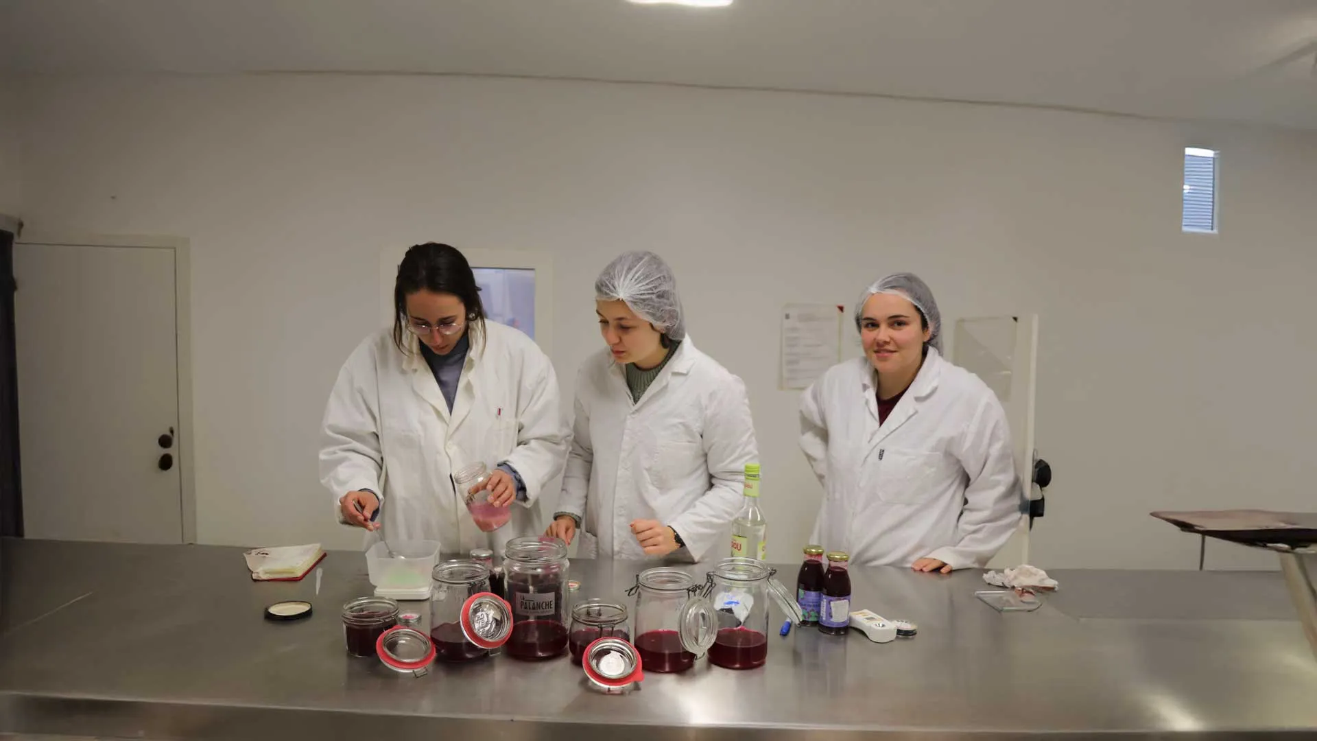 Etudiantes en pleine manipulation dans un laboratoire 