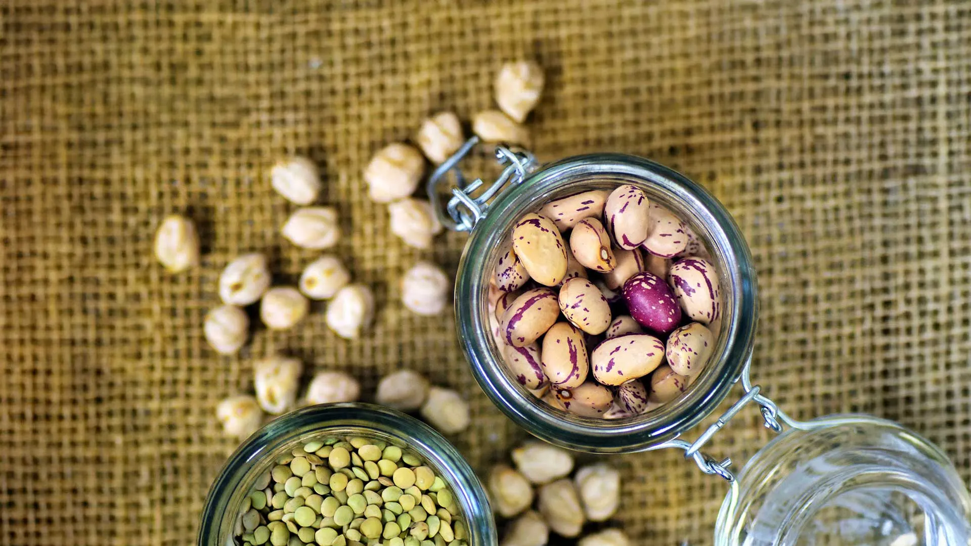Une table contient un ensemble de légumineuses