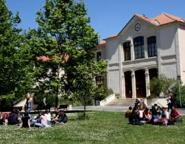 Château au campus de La Gaillarde, avec étudiant-es