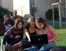Etudiantes sur le campus de La Gaillarde
