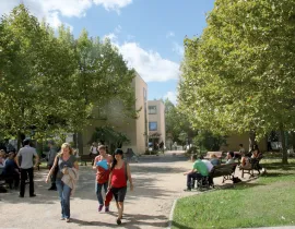 Etudiantes sur le campus de La Gaillarde