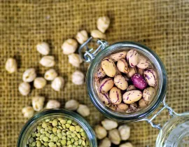 Une table contient un ensemble de légumineuses