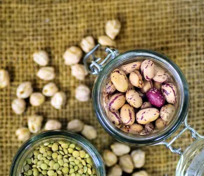 Une table contient un ensemble de légumineuses