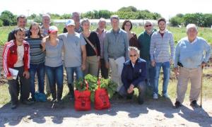 L’ensemble des équipes argentine et française qui entourent les producteurs de fruits et légumes agroécologiques à Florencio Varela (Buenos Aires)
