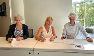 De gauche à droite: Mireille Bossy (directrice générale de VetAgro Sup), Anne-Lucie Wack (directrice générale de l'Institut Agro), Laurent Chambaud (directeur de l'EHESP)