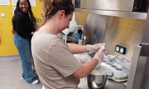 Au MiamLab, les étudiant·es ingénieur·es en agroalimentaire préparent des boulettes végétariennes à base de pomme cajun