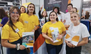 Etudiants stand SGE Paris