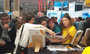Nos étudiants.es ambassadeurs renseignent les visteurs sur le stand