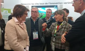 Carole Sinfort accueille Annie Genevard, Ministre de l'agriculture sur le stand au Sitevi en présence de Bernard Angelras, président de l’IFV et Christophe Riou, directeur général de l'IFV