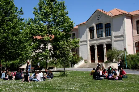 Château au campus de La Gaillarde, avec étudiant-es