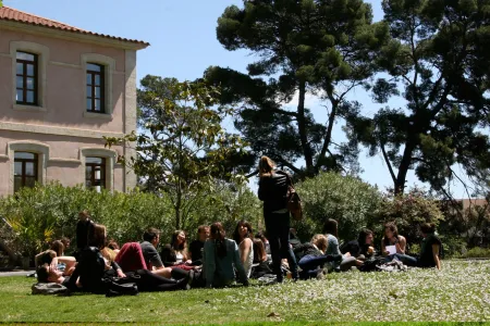 Etudiants sur le campus près du château