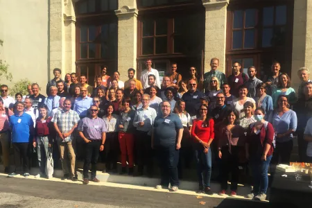 Réunion de tous les participants du séminaire devant le château de La Gaillarde
