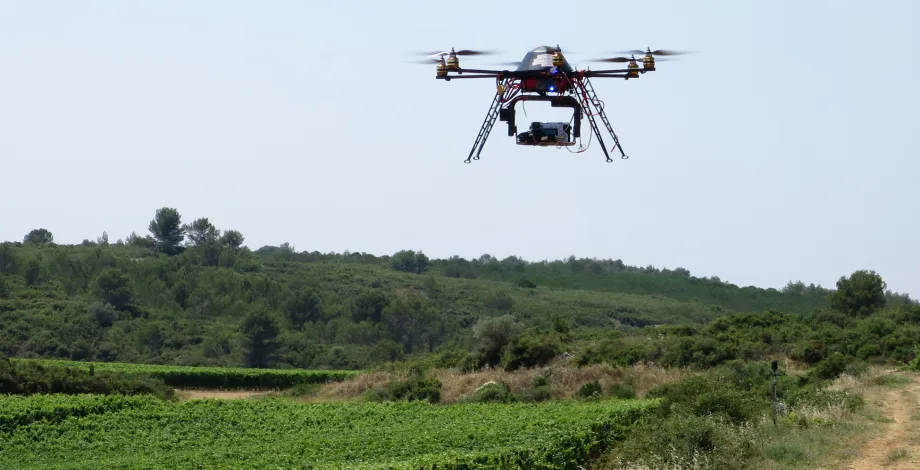 Drone survolant un vignoble