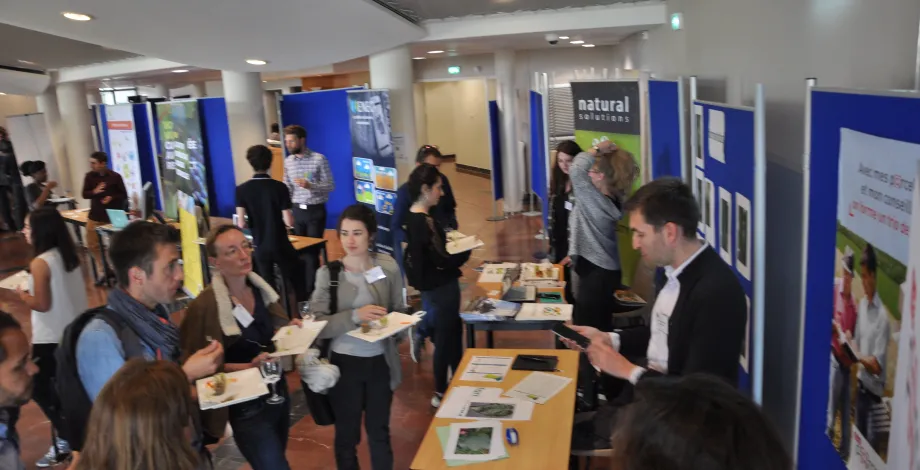 Moments d'échanges entre entreprises lors d'un séminaire 