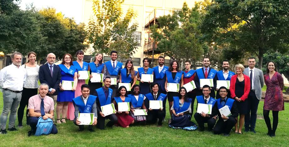 Diplômés de la première promotion du Master PlantHealth (2016-2018) entourée d'une partie de l'équipe enseignante