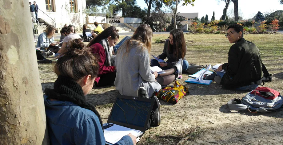 Etudiants de Montpellier SupAgro sur le parvis du château