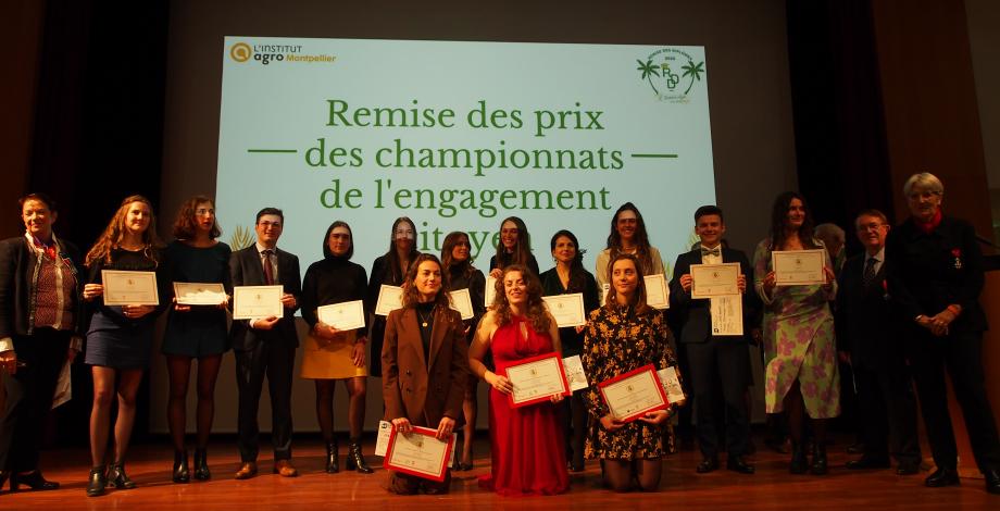 Les étudiants lauréats des championnats de l'engagement citoyen et les membres de la Société de la Légion d'Honneur de l'Hérault