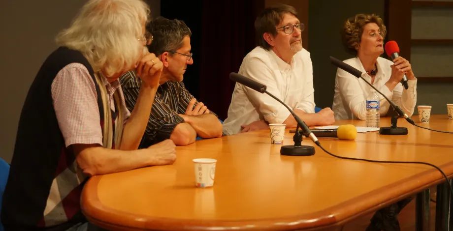 La réalisatrice Clotilde Verriès et les experts scientifiques engagent les échanges avec le public