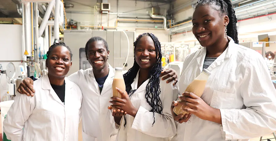 L'équipe "Bonedame" présente sa boisson fermentée à l'Artemesia