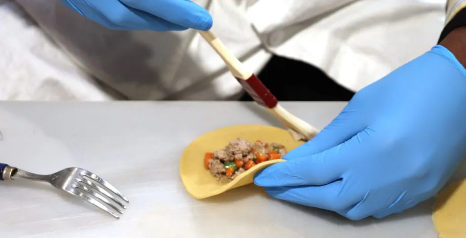 Confection des "pili pili" camerounais farcis aux légumes et à la viande