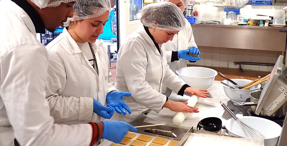 Premiers essais de développement de biscuits à l'ananas pour le marché béninois