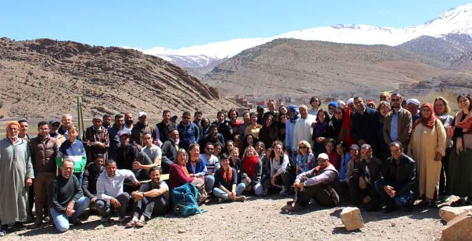 Ait Bouguemez, Maroc - Photo de groupe après une réunion de restitution des résultats du stage collectif des étudiant.es de l'option Ressources, systèmes agricoles et développement (RESAD)