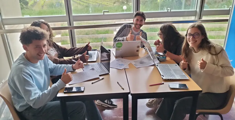 Equipe étudiante en mode brainstorming