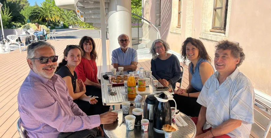 Pause café sur la terasse du château avant d'attaquer la prochaine réunion