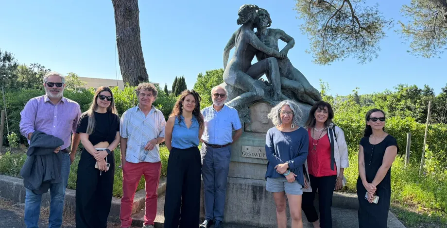 Pose devant la statue emblématique dédiée à Gustave Foex, symbole de la lutte contre le Phylloxera