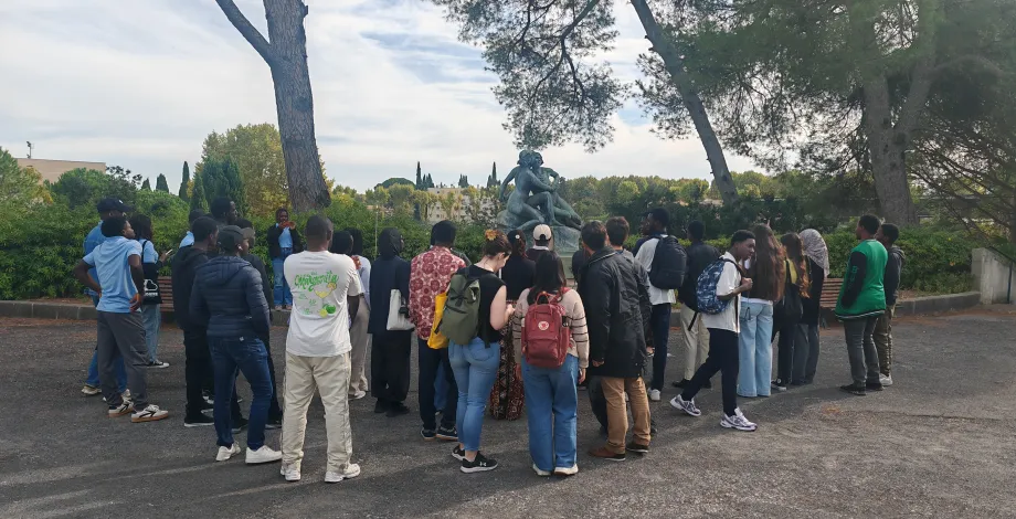 Un arrêt devant la sculpture Gustave Foex, symbole de la lutte contre le Phylloxera