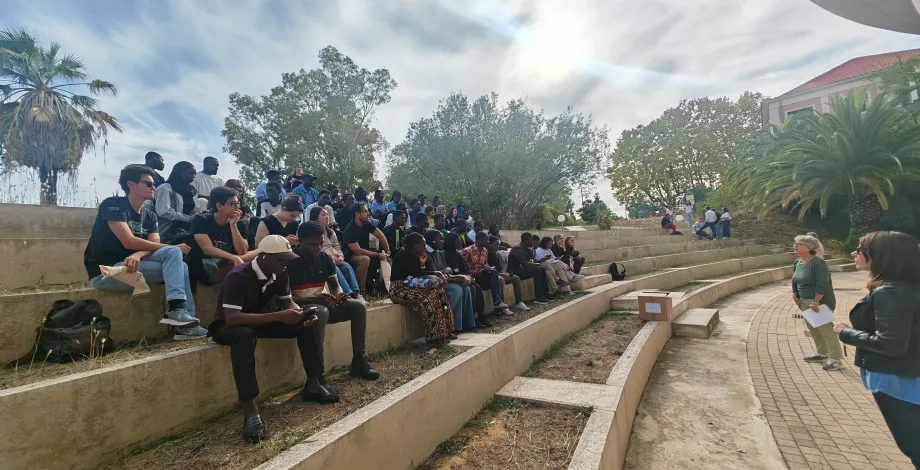 Accueil des étudiants internationaux dans l'amphi de verdure par Gisèle André et présentation des cours de FLE par Laura Biaoni 