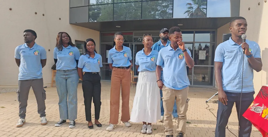 L'équipe de l'Association des étudiants internationaux présente ses activités