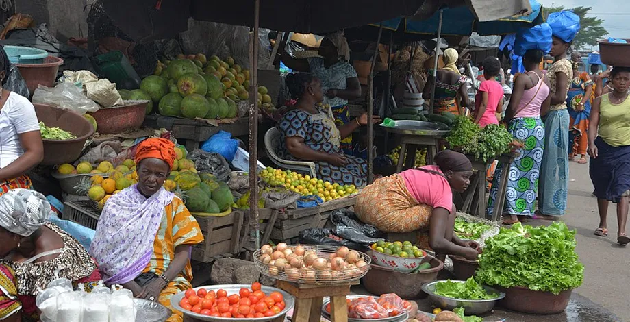 Scène vivante de marché en Afrique de l'Ouest