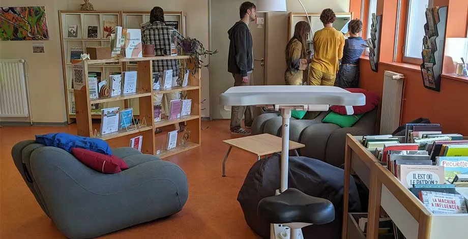 Espace détente, ou pédalage, pour la lecture de BD et de périodiques