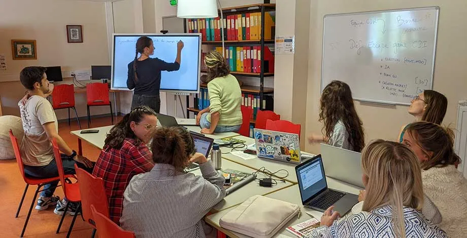 Utilisation du fipboard du CDI par les étudiant·es de Licences Professionnelles