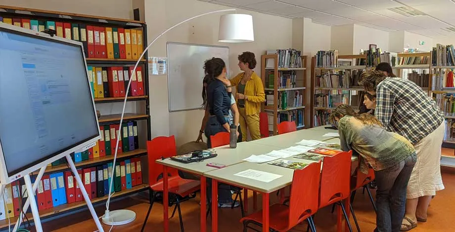 Etudiant·es de Licence Professionnelle en travail de groupe au CDI