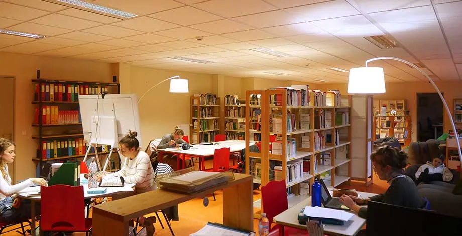 Mini learning-center : espace détente, ouvrages, tableau numérique, espaces de travail collaboratif