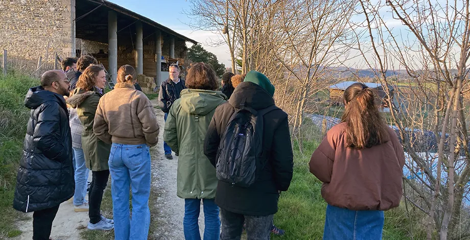 Promo 2024-2025 en visite d'une ferme agroécologique dans la Biovallée (Drôme)