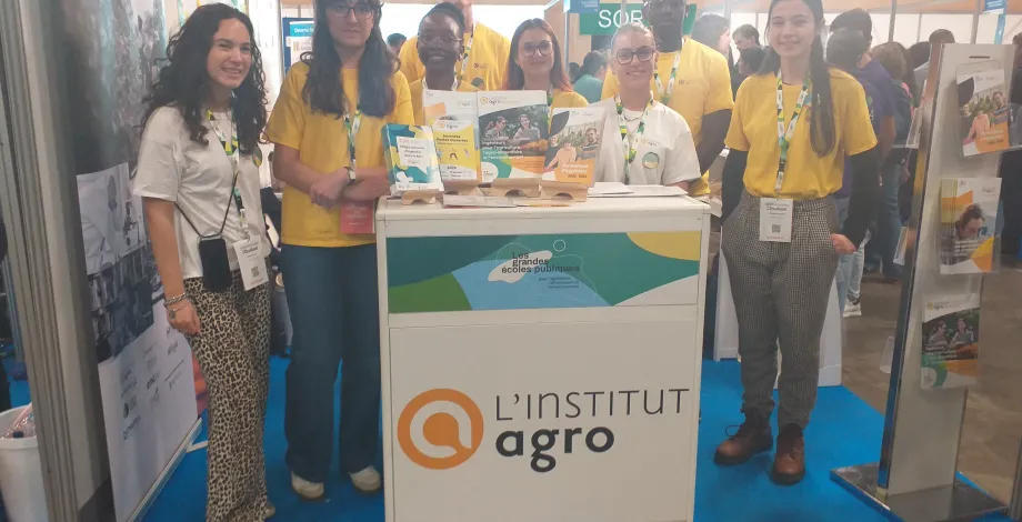 Stand salon des grandes écoles animé par les étudiants