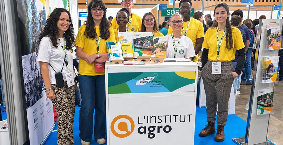 Stand salon des grandes écoles animé par les étudiants